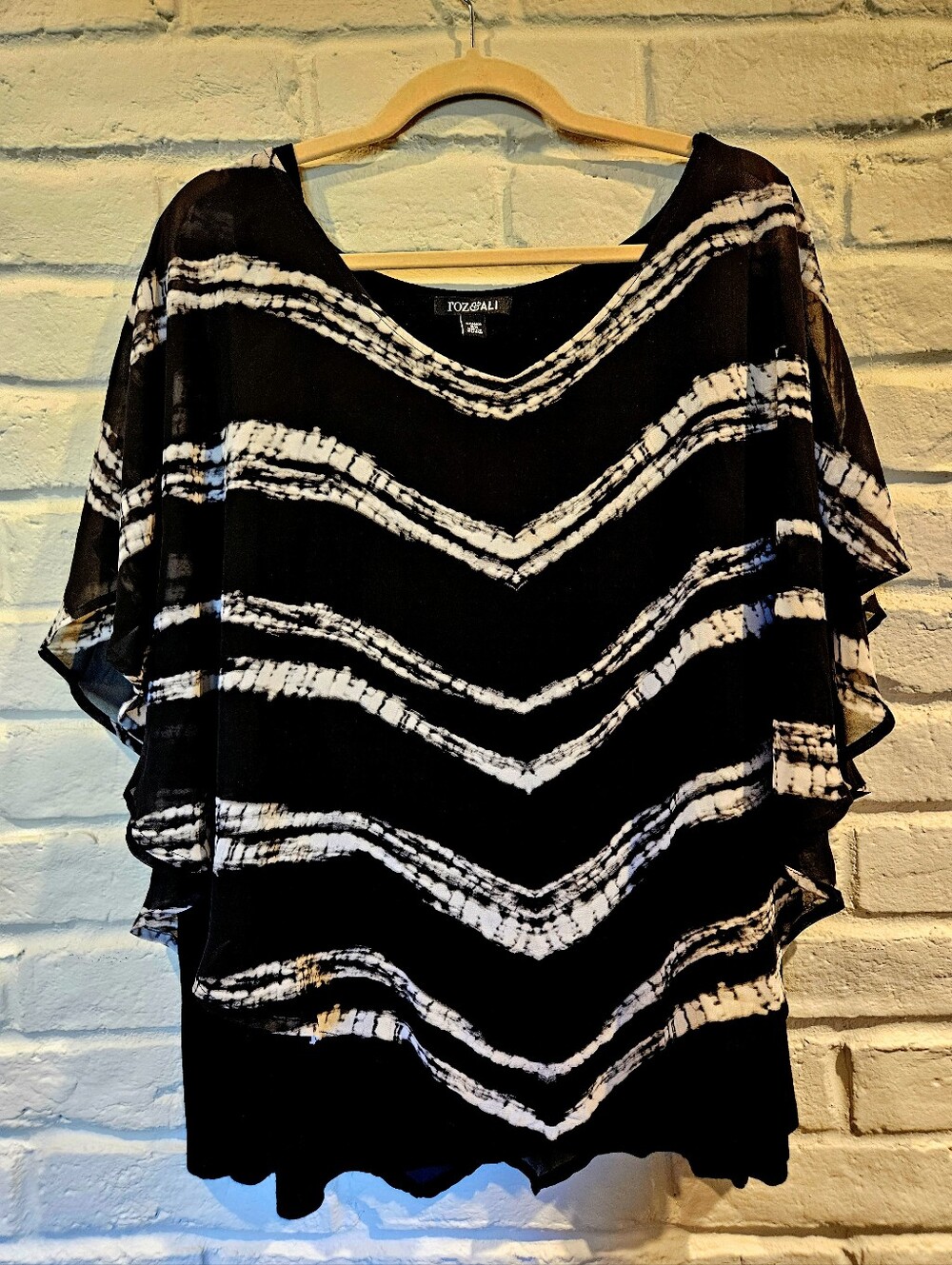 Roz & Ali Black and White Chevron Flutter Sleeve Top Plus Size 2X 18/20W